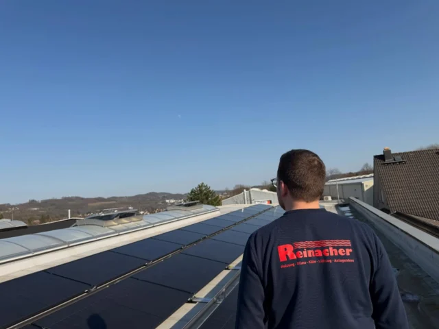 Sonne tanken ☀️🔋
Wir haben unser Firmendach upgegradet und setzen ab sofort auf volle Power aus der Natur. Mit unserer neuen Viessmann VX3 Kaskade machen wir uns ein großes Stück unabhängiger und leisten einen echten Beitrag zum Klimaschutz.
Die Zahlen sprechen für sich:
✅ 22 kWp Leistung, die ordentlich Druck auf die Leitung geben.
✅ 10 kWh Speicher, damit uns auch abends nicht das Licht ausgeht.
✅ Über 15 Tonnen CO2-Ersparnis pro Jahr! 🌍
Zum Vergleich: Um diese Menge CO2 auf natürlichem Weg zu binden, müssten wir rund 1.200 Bäume pflanzen. Mit unserer Anlage erledigt das jetzt die Sonne für uns. 🌳✨
Ein riesiges Dankeschön an das Team für die saubere Installation! 
#Reinacher #Photovoltaik #Viessmann #Solarstrom #Nachhaltigkeit