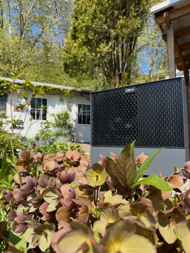 Frühling im Garten und die perfekte Lösung für nachhaltige Wärme. 🌿 Die Viessmann Vitocal 250-A fügt sich nicht nur optisch hervorragend ein, sondern überzeugt auch technisch auf ganzer Linie – zu Recht als offizieller Testsieger ausgezeichnet. Ein echtes Upgrade für die Energiewende! 🏡✨ 
#Viessmann #Vitocal250A #Wärmepumpe #Nachhaltigkeit #Testsieger
