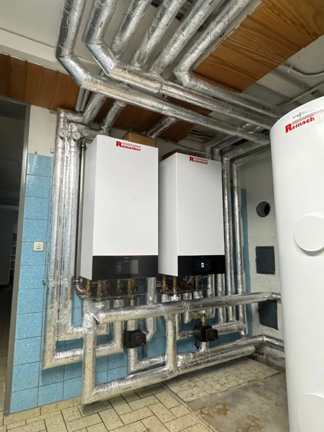 Wärmepumpen-Kaskade für ein Mehrfamilienhaus in Herdecke 🔥➡️🌱

Für dieses Mehrfamilienhaus haben wir die Heizungsanlage auf eine moderne Viessmann Vitocal 250-A Wärmepumpen-Kaskade umgestellt.

Zum Einsatz kommen zwei Vitocal 250-A A10, eingebunden in die bestehende Heizungsanlage. Neben den neuen Wärmeerzeugern lag ein besonderer Fokus auf der hydraulischen Einbindung und der Anpassung der vorhandenen Heizkreise.

Gerade bei größeren Bestandsgebäuden zeigt sich: Eine Wärmepumpe ist mehr als nur der Austausch des Wärmeerzeugers – entscheidend ist das Zusammenspiel der gesamten Anlage.

Ein schönes Projekt und ein weiteres Beispiel dafür, dass Wärmepumpentechnik auch im Mehrfamilienhaus und im Bestand funktioniert. 💪

#Reinacher #Viessmann #Wärmepumpe #Heizungsmodernisierung #Herdecke
